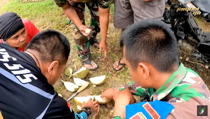 keseruan para prajurit tni belah durian