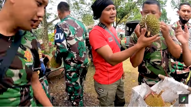keseruan para prajurit tni belah durian