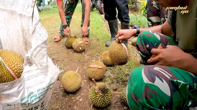 keseruan para prajurit tni belah durian