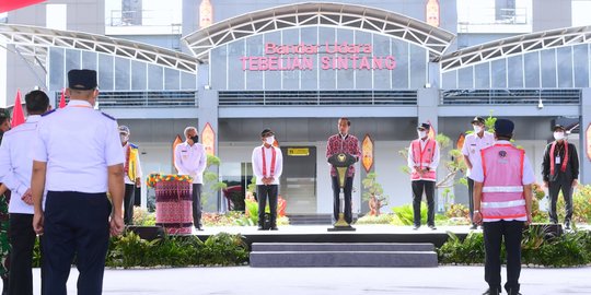 Jokowi Resmikan Bandara Tebelian, Tingkatkan Konektivitas di Kalbar