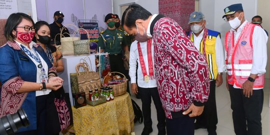 Saat Presiden Jokowi Dirayu Gubernur Kalbar Beli Jaket Bomber Motif Dayak Sintang