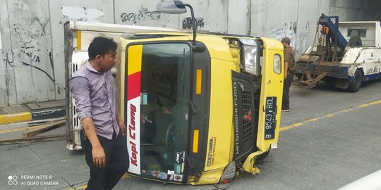 Mobil Boks Terguling di Tengah Jalan, Lalin Pondok Indah Macet