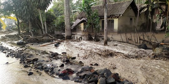 Potret Terkini Lumajang: Sungai dan Jalan Utama Penuh Lumpur