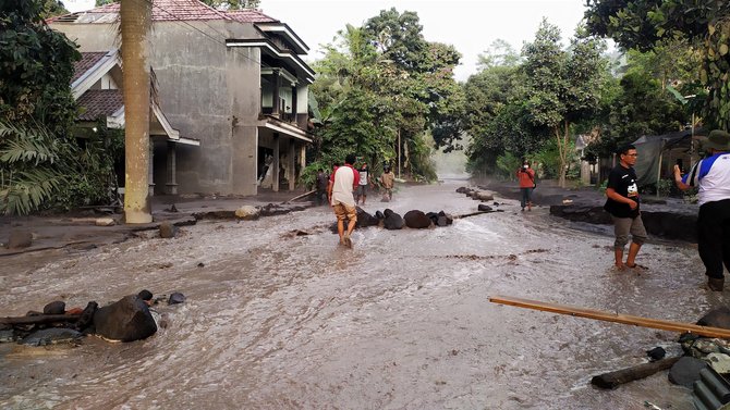 banjir material semeru di jalanan dan rumah warga di desa sumber wuluh