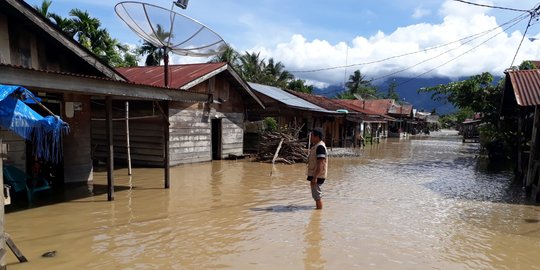 Jokowi Berikan Bantuan untuk Korban Banjir Sintang