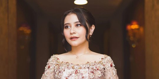 7 Potret Prilly Latuconsina Pakai Kebaya di Momen Wisuda, Netizen Ramai Komentar Gini