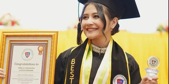 Jadi Lulusan Terbaik, Begini Perjuangan Prilly Latuconsina Jalani Kuliah Sambil Kerja