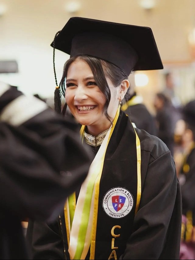 jadi lulusan terbaik begini perjuangan prilly latuconsina jalani kuliah sambil kerja
