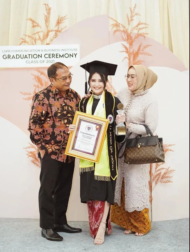 jadi lulusan terbaik begini perjuangan prilly latuconsina jalani kuliah sambil kerja