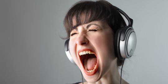 Bukan Hanya pada Telinga, Ketahui Dampak Negatif Mendengarkan Musik Terlalu Keras