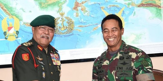 Panglima TNI Jenderal Andika Bertemu Kasad Malaysia,Hadiah Diterimanya Curi Perhatian