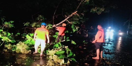 Angin Kencang Rusak 9 Rumah Warga dan Putus Jaringan Listrik di Pamekasan