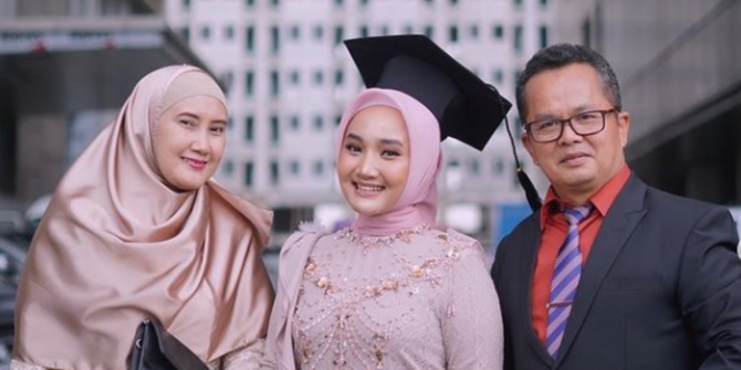 Resmi Jadi Sarjana, Pesan Fatin Shidqia Lubis Ini Bikin Haru | Merdeka.com