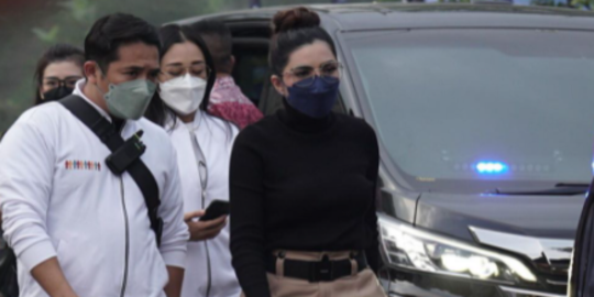 Turun Langsung ke Lapangan, Ini Momen Ashanty Beri Bantuan Korban Bencana di Malang