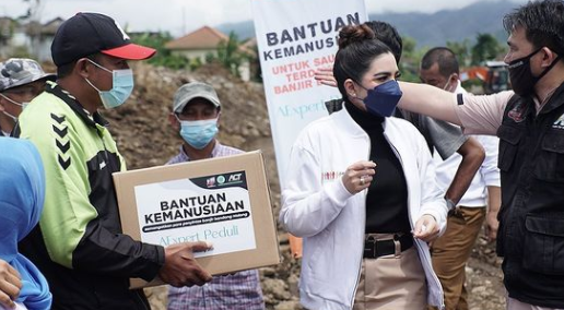 turun langsung ke lapangan ini momen ashanty beri bantuan korban bencana di malang