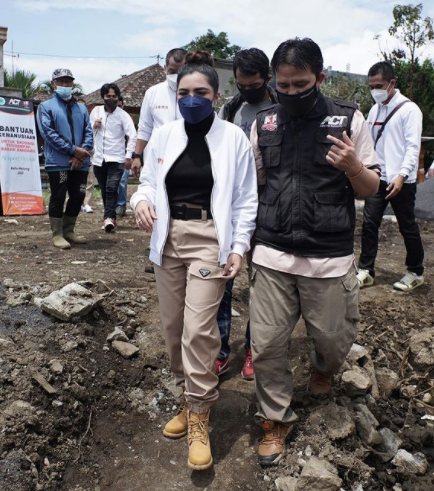 turun langsung ke lapangan ini momen ashanty beri bantuan korban bencana di malang