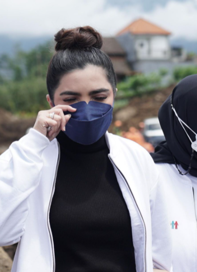 turun langsung ke lapangan ini momen ashanty beri bantuan korban bencana di malang