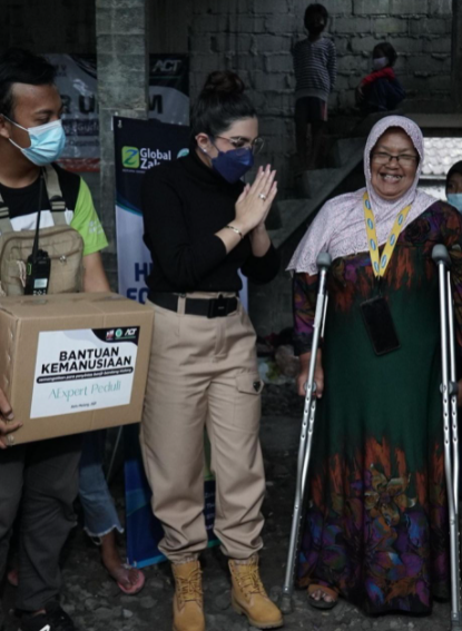 turun langsung ke lapangan ini momen ashanty beri bantuan korban bencana di malang