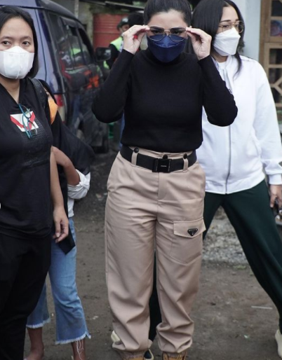 turun langsung ke lapangan ini momen ashanty beri bantuan korban bencana di malang