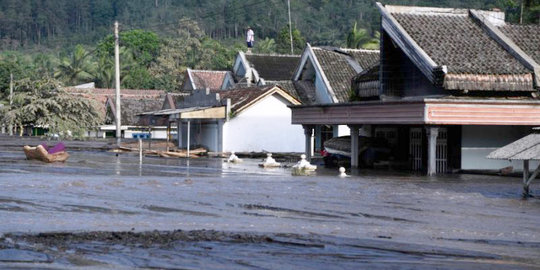 Hujan Picu Banjir di Kaki Gunung Semeru, Puluhan Rumah Terendam Pasir