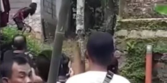 Viral Video ODGJ di Batang Mengamuk Bawa Senjata Tajam, Sebabkan Warga Terluka