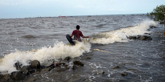 Gelombang Pasang di Pantai Marunda
