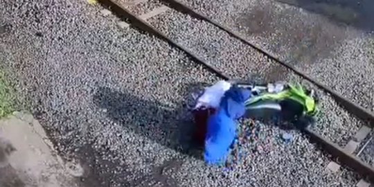 Viral Penyelamatan Dramatis Ibu dan 2 Anak Nyaris Ditabrak Kereta Usai Motor Mogok