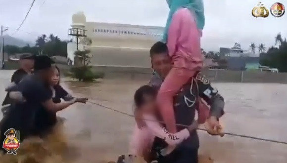 aksi dramatis polisi terjang derasnya banjir evakuasi warga