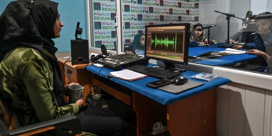 Radio Wanita Afghanistan Bertahan di Tengah Kekuasaan Taliban