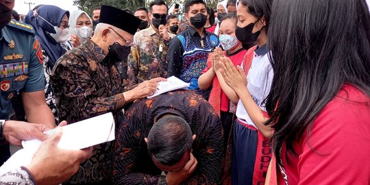 Momen Wapres Ma'ruf Pinjam Punggung Anggota Paspampres