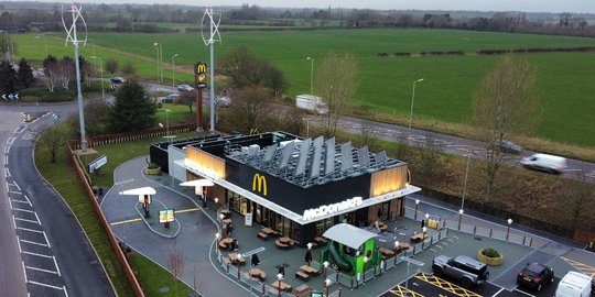 Gerai McD Ini Pasang Panel Surya dan Turbin Angin