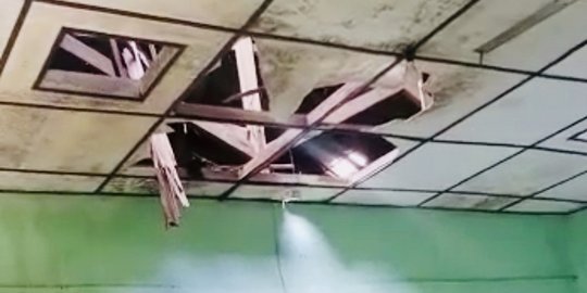 Plafon SD Joyontakan Jebol akibat Hujan Deras, Pemkot Solo Didesak Segera Renovasi