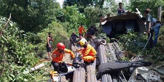 Rem Blong, Sopir Truk Terperosok dan Tewas Tertimpa Muatan Besi di Aceh