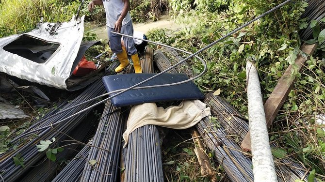 truk muatan besi terperosok di banda aceh