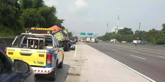 Sopir Mengantuk, Truk Sundul Truk Tronton di Tol Cikampek arah Jakarta