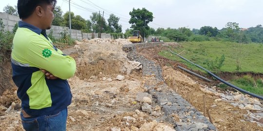 Baru Diperbaiki, Jalan Alternatif Kompleks Pemkab Bekasi Amblas Lagi