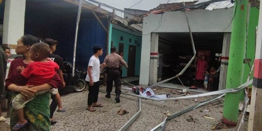 Puting Beliung di Cianjur Rusak Belasan Rumah, Seorang Warga Tertimpa Tembok