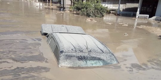 Mobil Satgas Bencana UNS Tertimbun Lumpur Semeru saat Evakuasi Warga