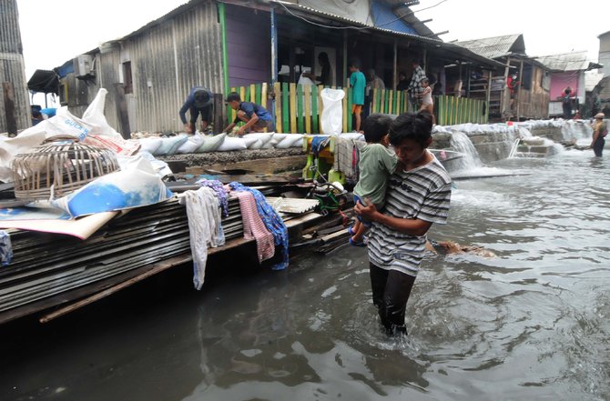 rumah warga rusak akibat banjir rob di muara baru