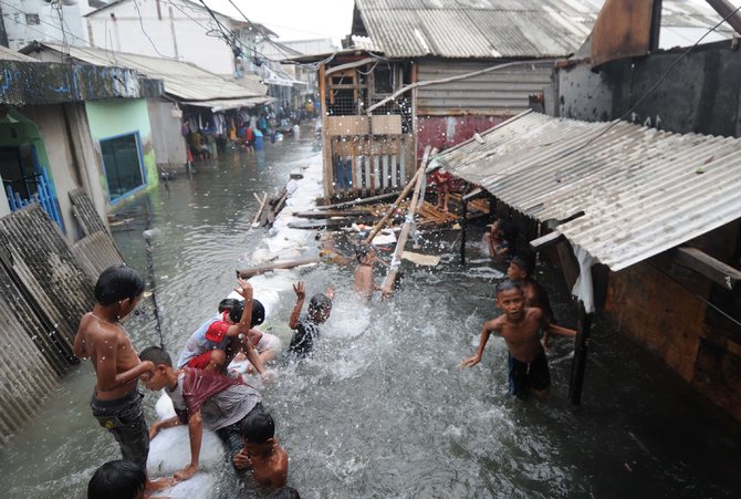 rumah warga rusak akibat banjir rob di muara baru