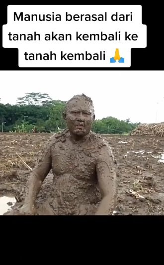 pria lumuri seluruh tubuh pakai tanah jadi sorotan