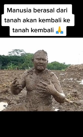 pria lumuri seluruh tubuh pakai tanah jadi sorotan