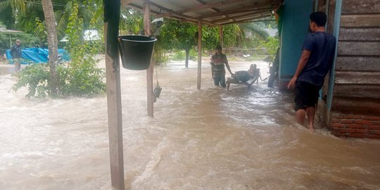 Ratusan Rumah di Karawang Terendam Banjir, Warga Bertahan di Pengungsian