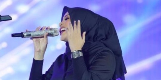 Tetap Produktif Selama Hamil, Ini 4 Gaya Aurel Hermansyah saat Tampil di Panggung
