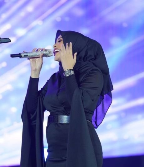 gaya aurel manggung saat hamil