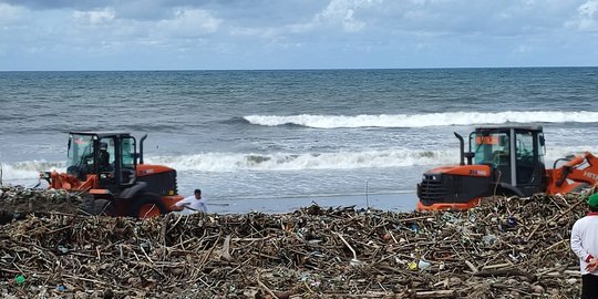 Sampah di Pantai Berawa Bali Mencapai 400 Ton