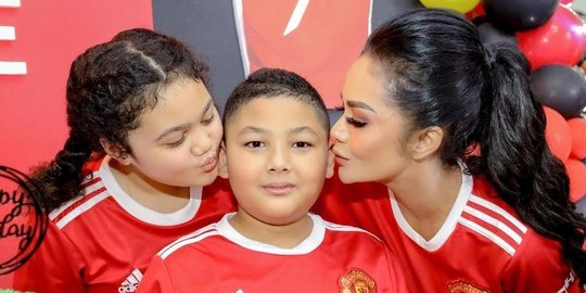 5 Potret Ultah Kellen Anak Krisdayanti yang Bertema MU, Tak Dihadiri Raul Lemos