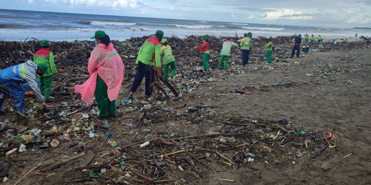 Penampakan Ratusan Ton Sampah Menumpuk di Pantai Bali