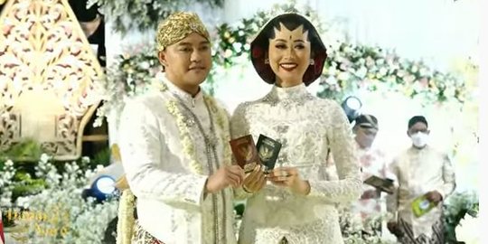 Bertema Adat Jawa, Intip 6 Momen Akad Nikah Danang DA dan Hemas Naura