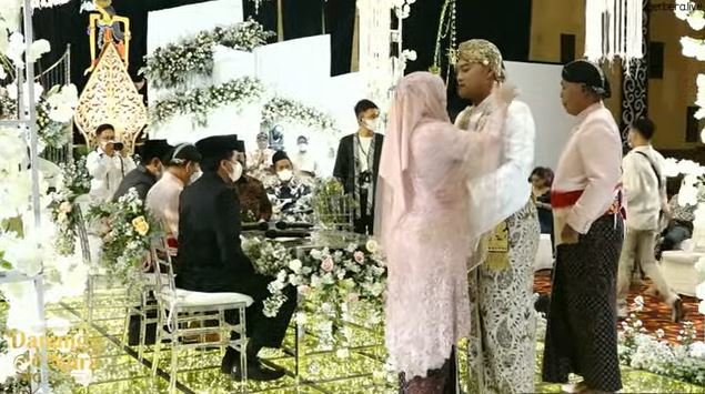 bertema adat jawa intip 6 momen akad nikah danang da dan hemas naura